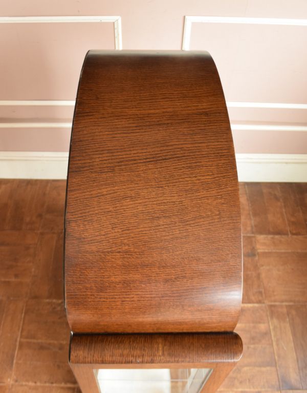 アンティークのキャビネット アンティーク家具 イギリスのアンティーク家具、美しい装飾が入ったガラスキャビネット。天板もキレイな状態で仕上げてあります。(q-569-f)