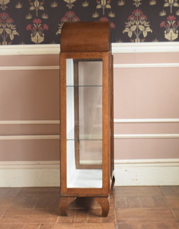 アンティークのキャビネット アンティーク家具 イギリスのアンティーク家具、美しい装飾が入ったガラスキャビネット。サイドもガラスなので、どこから見ても美しいです!しっかり作られているので、安心してお使いいただけます。(q-569-f)