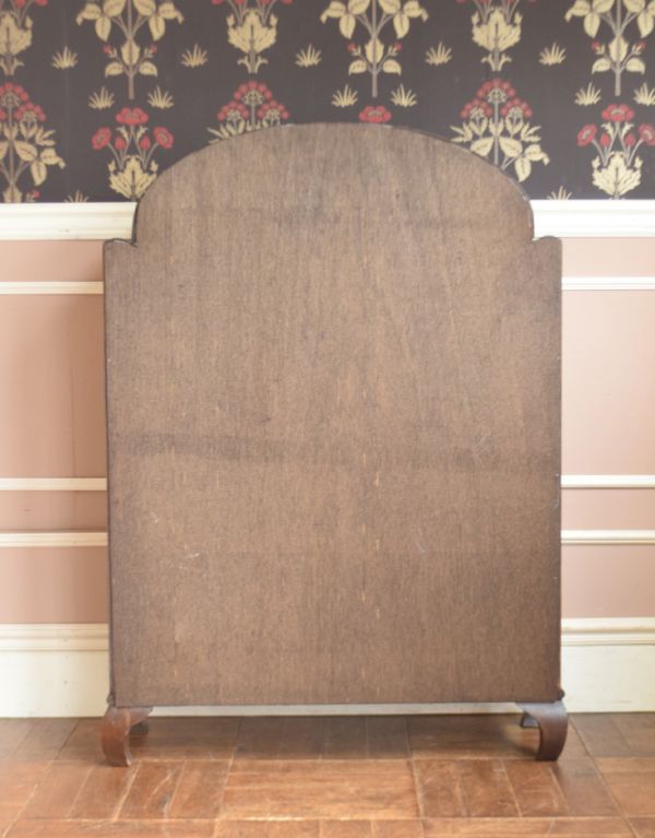 アンティークのキャビネット アンティーク家具 イギリスのアンティーク家具、美しい装飾が入ったガラスキャビネット。キチンとメンテナンスしてあるので、裏側もキレイです。(q-569-f)