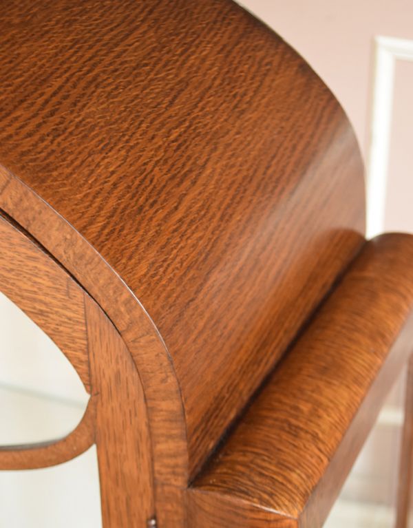 アンティークのキャビネット アンティーク家具 イギリスのアンティーク家具、美しい装飾が入ったガラスキャビネット。アーチ状になった天板は、木目がとっても美しいです。(q-569-f)