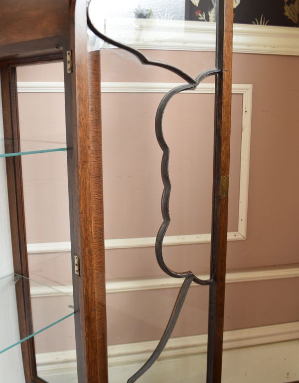 アンティークのキャビネット アンティーク家具 イギリスのアンティーク家具、美しい装飾が入ったガラスキャビネット。ガラスももちろん当時のもの。(q-569-f)