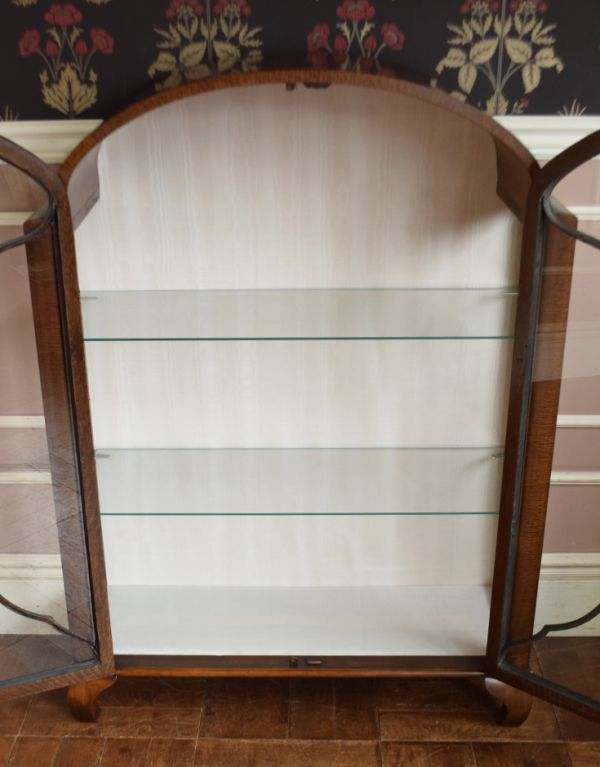 アンティークのキャビネット アンティーク家具 イギリスのアンティーク家具、美しい装飾が入ったガラスキャビネット。中も美しい状態です。(q-569-f)