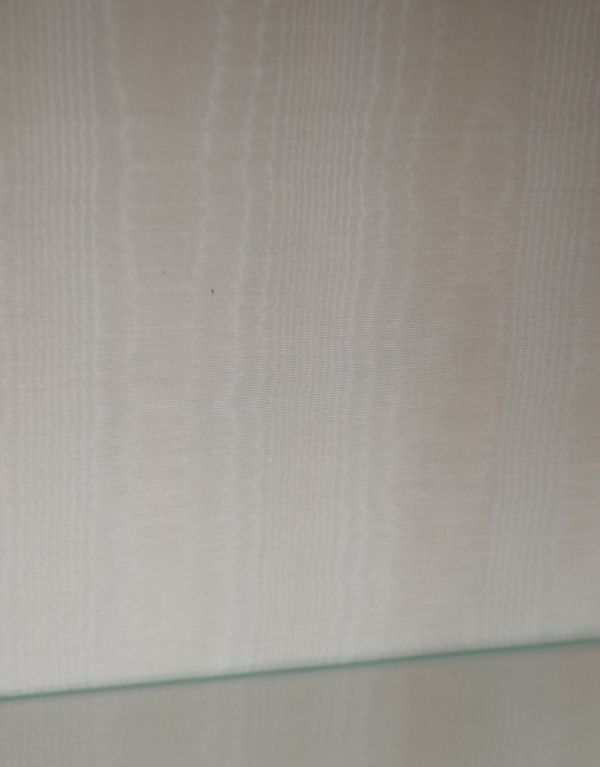 アンティークのキャビネット アンティーク家具 イギリスのアンティーク家具、美しい装飾が入ったガラスキャビネット。食器やお気に入りのアイテムが引き立つようなシンプルな生地に新しく張り替えました。(q-569-f)