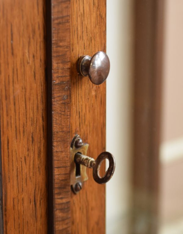 アンティークのキャビネット アンティーク家具 イギリスのアンティーク家具、美しい装飾が入ったガラスキャビネット。小さな取っ手も付いています。(q-569-f)