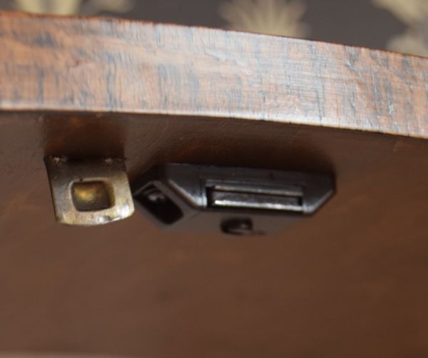 アンティークのキャビネット アンティーク家具 イギリスのアンティーク家具、美しい装飾が入ったガラスキャビネット。扉にはマグネットが付いているので、開け閉めがスムーズです。(q-569-f)