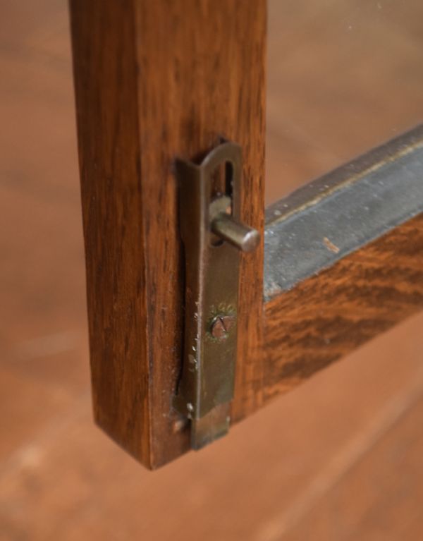 アンティークのキャビネット アンティーク家具 イギリスのアンティーク家具、美しい装飾が入ったガラスキャビネット。扉を止めるストッパーが付いています。(q-569-f)