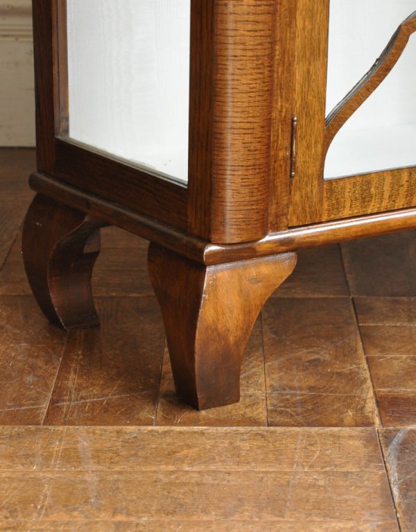 アンティークのキャビネット アンティーク家具 イギリスのアンティーク家具、美しい装飾が入ったガラスキャビネット。安定感のある脚がしっかり支えます。(q-569-f)