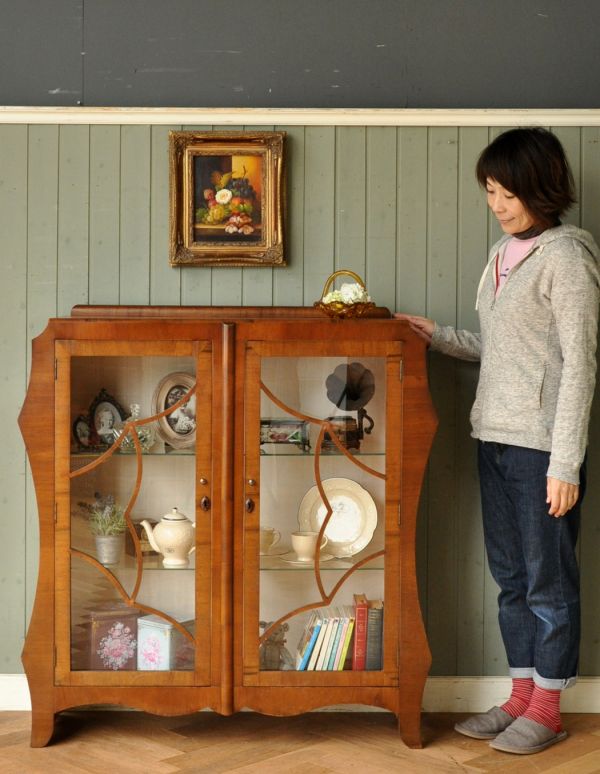アンティークのキャビネット　アンティーク家具　優雅なシルエットのアンティーク家具、美しいガラスキャビネット（飾り棚）。ショーケースのように、お気に入りの雑貨や食器を並べてみましょう。(q-570-f)