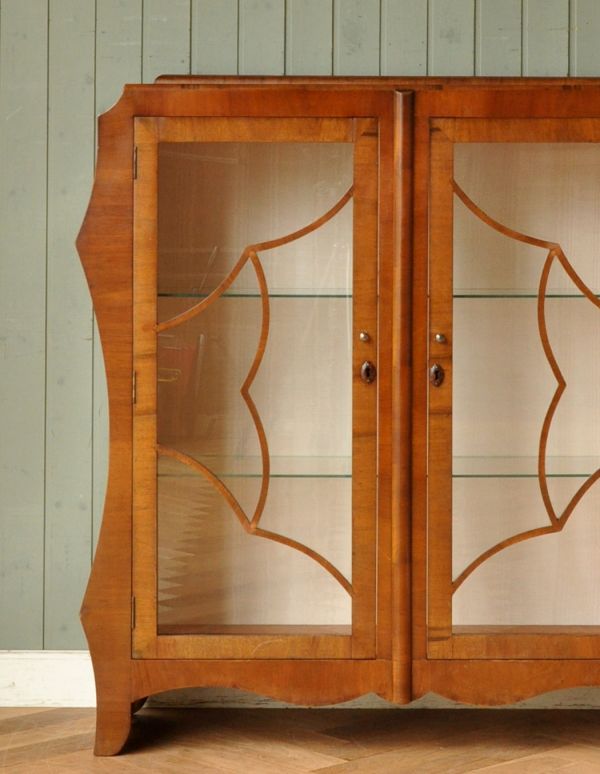 アンティークのキャビネット　アンティーク家具　優雅なシルエットのアンティーク家具、美しいガラスキャビネット（飾り棚）。アンティークのガラスがキレイにはめ込んであります。(q-570-f)