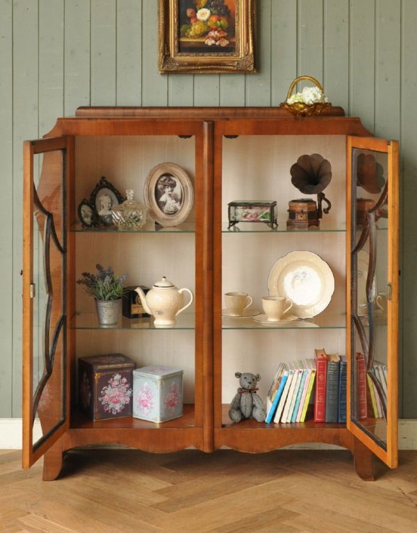 アンティークのキャビネット　アンティーク家具　優雅なシルエットのアンティーク家具、美しいガラスキャビネット（飾り棚）。３段あります。(q-570-f)