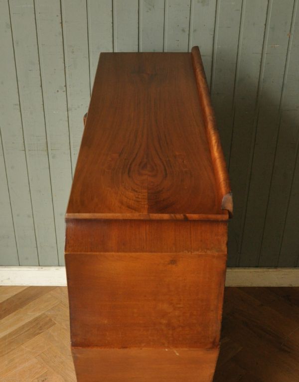 アンティークのキャビネット　アンティーク家具　優雅なシルエットのアンティーク家具、美しいガラスキャビネット（飾り棚）。天板もキレイな状態で仕上げてあります。(q-570-f)