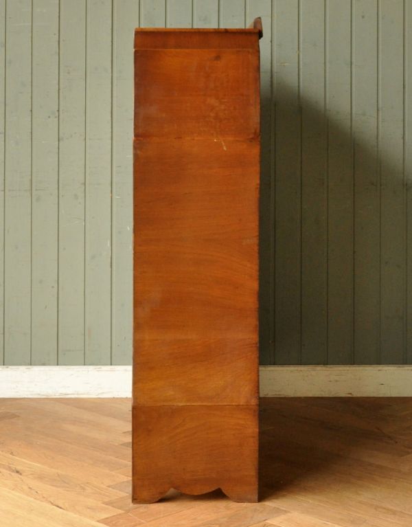 アンティークのキャビネット　アンティーク家具　優雅なシルエットのアンティーク家具、美しいガラスキャビネット（飾り棚）。サイドから見ても美しいです！しっかり作られているので、安心してお使いいただけます。(q-570-f)