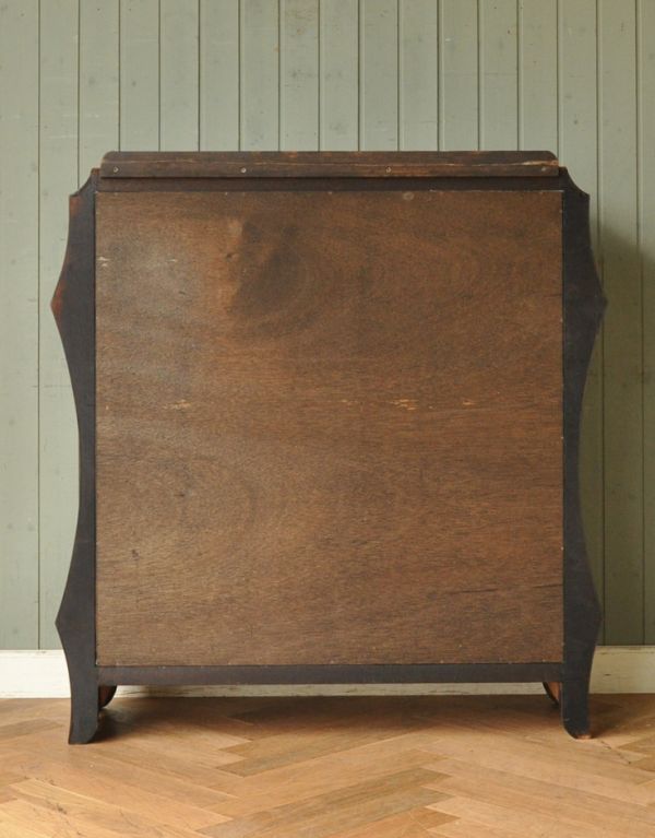 アンティークのキャビネット　アンティーク家具　優雅なシルエットのアンティーク家具、美しいガラスキャビネット（飾り棚）。きちんとメンテナンスしてあるので、裏側もキレイです。(q-570-f)