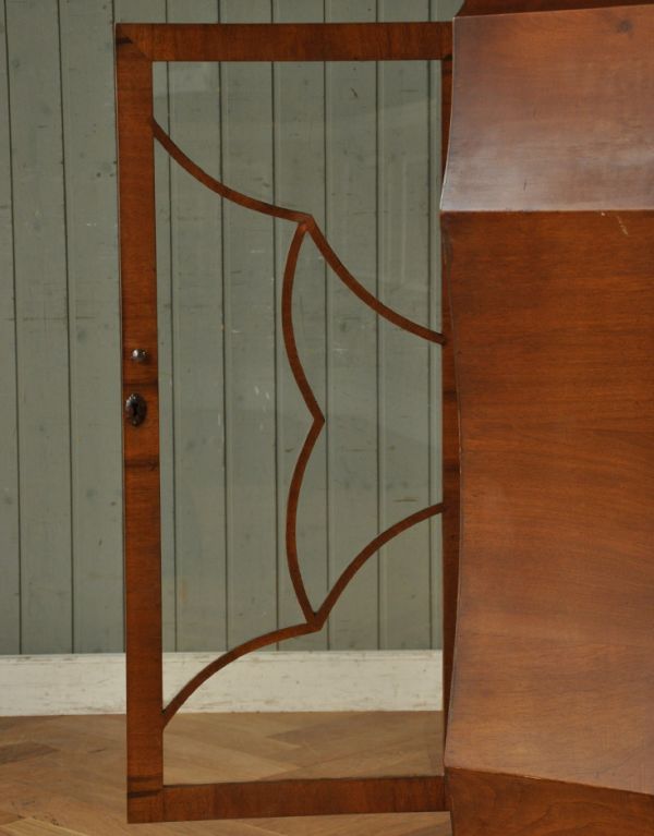 アンティークのキャビネット　アンティーク家具　優雅なシルエットのアンティーク家具、美しいガラスキャビネット（飾り棚）。木の装飾が上品なアクセントになっています。(q-570-f)