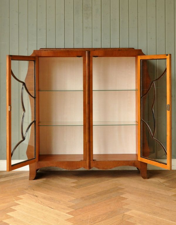 アンティークのキャビネット　アンティーク家具　優雅なシルエットのアンティーク家具、美しいガラスキャビネット（飾り棚）。両開きで出し入れもしやすいですよ。(q-570-f)