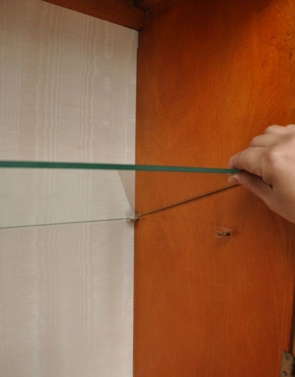 アンティークのキャビネット　アンティーク家具　優雅なシルエットのアンティーク家具、美しいガラスキャビネット（飾り棚）。ガラスの棚板は可動です。(q-570-f)