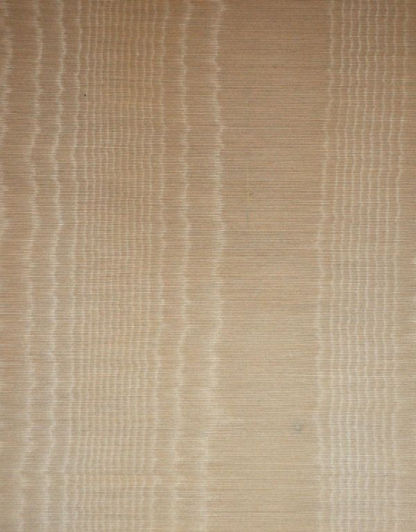 アンティークのキャビネット　アンティーク家具　優雅なシルエットのアンティーク家具、美しいガラスキャビネット（飾り棚）。柄物の食器やお気に入りのアイテムが引き立つようなシンプルな生地に新しく張り替えました。(q-570-f)