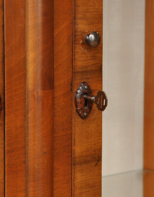 アンティークのキャビネット　アンティーク家具　優雅なシルエットのアンティーク家具、美しいガラスキャビネット（飾り棚）。小さな取っ手も付いています。(q-570-f)