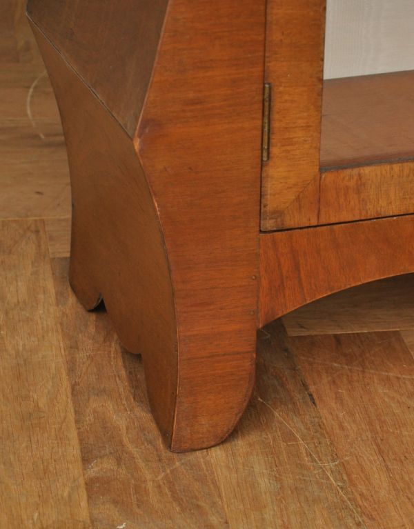 アンティークのキャビネット　アンティーク家具　優雅なシルエットのアンティーク家具、美しいガラスキャビネット（飾り棚）。安定感のある脚がしっかり支えます。(q-570-f)