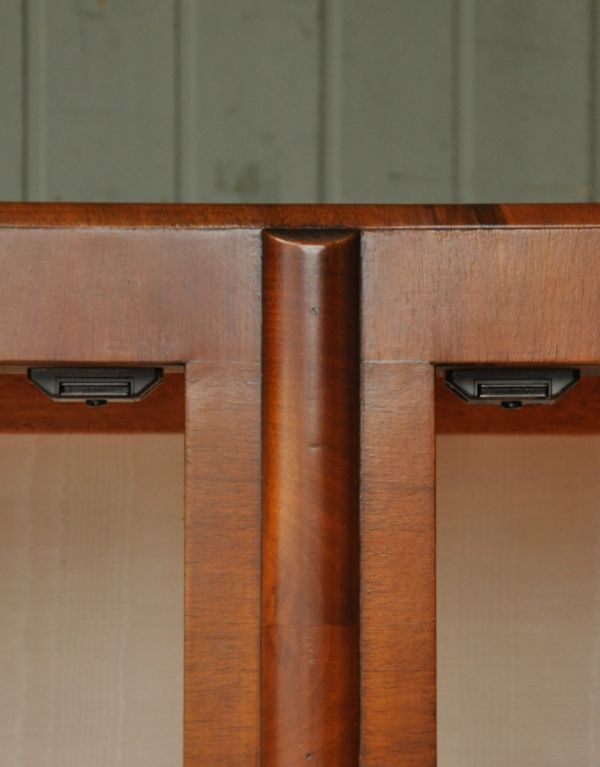 アンティークのキャビネット　アンティーク家具　優雅なシルエットのアンティーク家具、美しいガラスキャビネット（飾り棚）。扉にはマグネットが付いているので、開け閉めがスムーズです。(q-570-f)