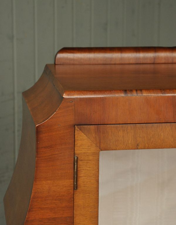 アンティークのキャビネット　アンティーク家具　優雅なシルエットのアンティーク家具、美しいガラスキャビネット（飾り棚）。英国家具にしては、めずらしい明るい色味。(q-570-f)