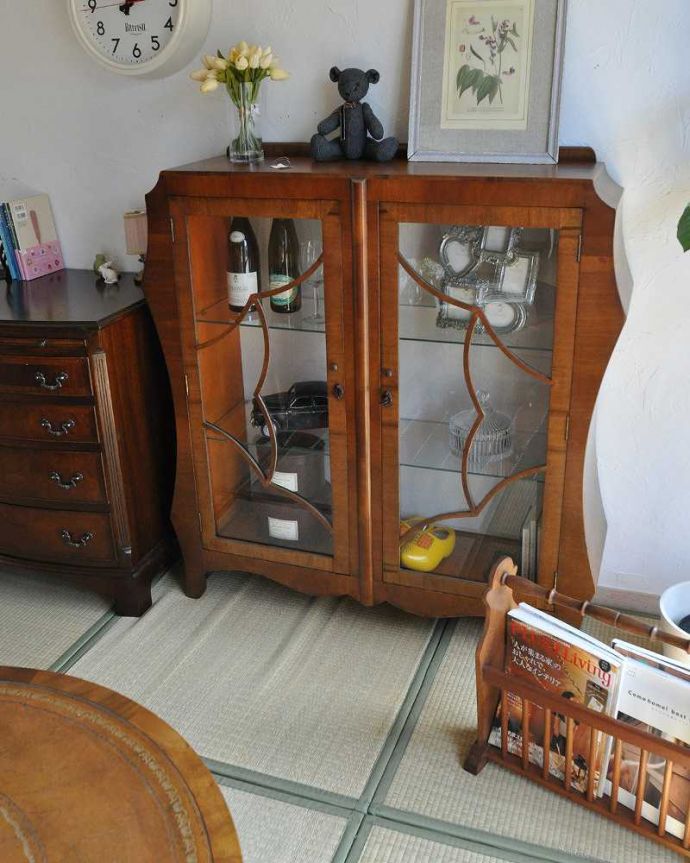 アンティークのキャビネット　アンティーク家具　優雅なシルエットのアンティーク家具、美しいガラスキャビネット（飾り棚）。個性的なデザインは和室でも似合うんですアールヌーボーデザインの曲線で描かれたキャビネット。(q-570-f)