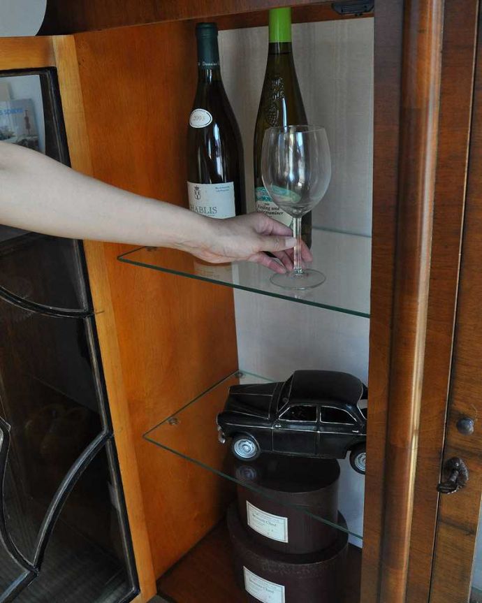 アンティークのキャビネット　アンティーク家具　優雅なシルエットのアンティーク家具、美しいガラスキャビネット（飾り棚）。ガラスの棚板の上に乗せたもの全てがキラキラ輝く宝物扉を開くとガラスの棚板が。(q-570-f)