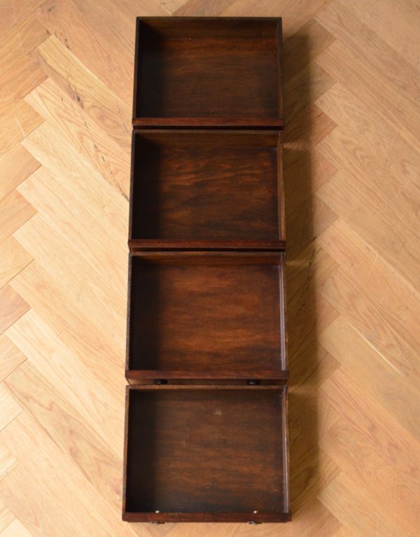 アンティークのチェスト　アンティーク家具　綺麗な艶のアンティーク家具、マホガニー材のベッドサイドチェスト。引き出しは４杯。(q-574-f)