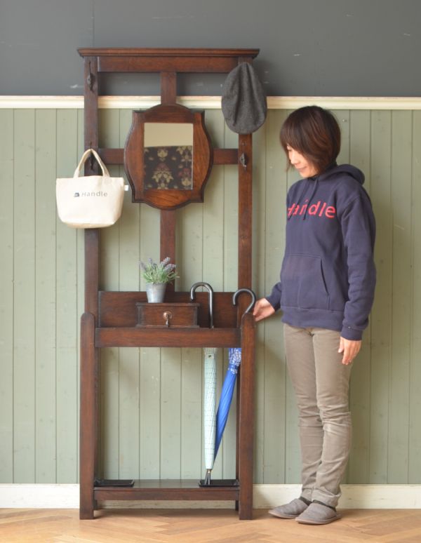アンティークの玄関収納 アンティーク家具 ミラー付の英国らしいアンティーク家具、玄関の収納家具のホールスタンド(コート掛け) 。お家に来たお客様が必ず初めて訪れる場所が玄関。(q-575-f)