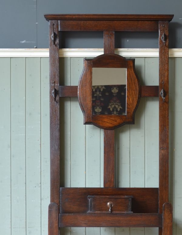 アンティークの玄関収納 アンティーク家具 ミラー付の英国らしいアンティーク家具、玄関の収納家具のホールスタンド(コート掛け) 。落ち着いて上品なデザインが日本のお家にも似合います。(q-575-f)
