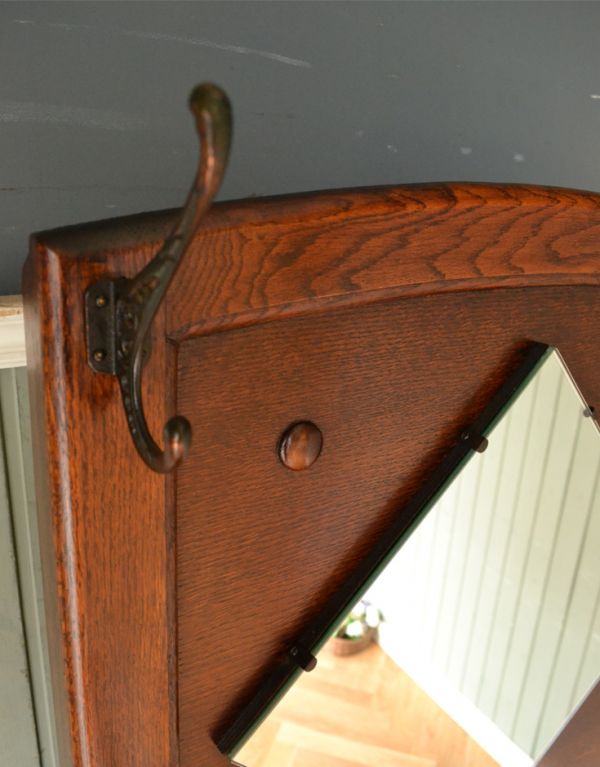 アンティークの玄関収納　アンティーク家具　玄関で使うアンティーク家具、鏡とベンチが付いたホールスタンド。ちょっとしたアクセントになる装飾にも、持ち主のこだわりが感じられます。(q-576-f)