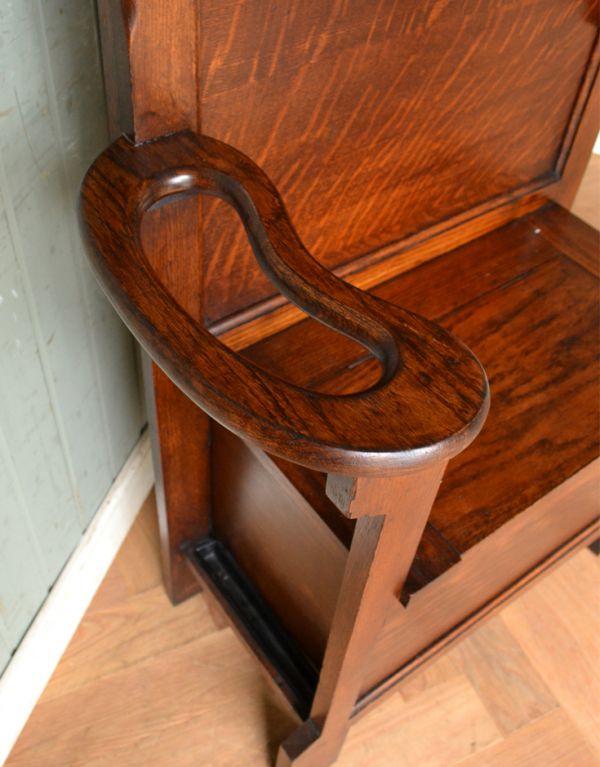 アンティークの玄関収納　アンティーク家具　玄関で使うアンティーク家具、鏡とベンチが付いたホールスタンド。ベンチのアーム部分は、ステッキスタンド（傘立て）になっています。(q-576-f)