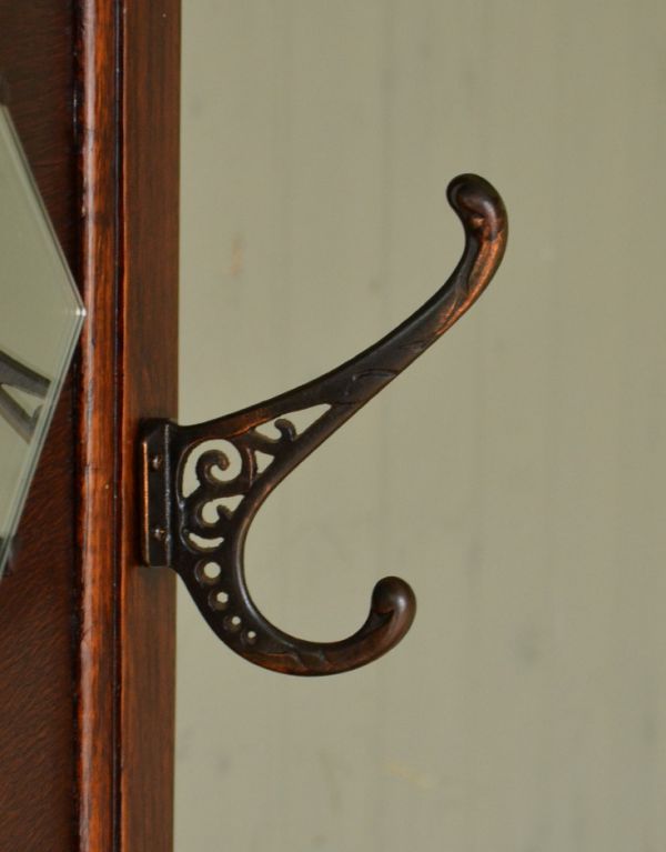 アンティークの玄関収納　アンティーク家具　玄関で使うアンティーク家具、鏡とベンチが付いたホールスタンド。こちらのダブルフックは、全部で４ヶ所についています。(q-576-f)