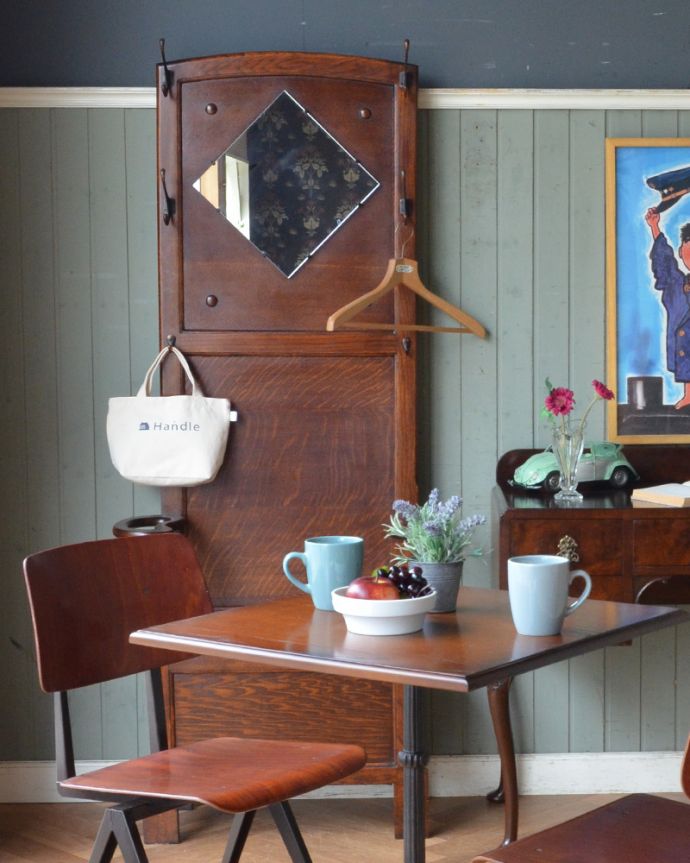 アンティークの玄関収納　アンティーク家具　玄関で使うアンティーク家具、鏡とベンチが付いたホールスタンド。玄関だけじゃなく、どこでも使える便利な家具もともと玄関で使われていた家具ですが、フックやミラーがついているから、リビングでも大活躍！。(q-576-f)