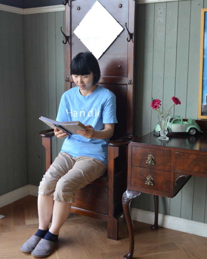 アンティークの玄関収納　アンティーク家具　玄関で使うアンティーク家具、鏡とベンチが付いたホールスタンド。ベンチはソファ代わりにもなっちゃうソファを置く場所がなくても、ベンチをソファ代わりに。(q-576-f)