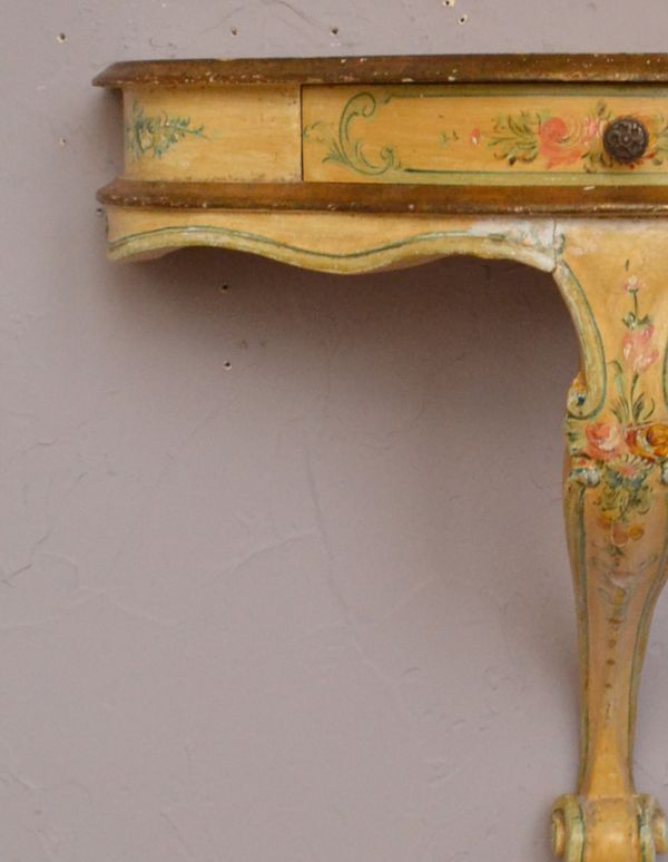 ウォールシェルフ・ウォールハンガー　アンティーク家具　お花模様を描いたアンティーク家具、壁に付けるミニテーブル（シェルフ）。殺風景になりがちな白い壁のお部屋が、明るくてお洒落な印象に！リビング、廊下、階段、子ども部屋・・・どこに付けようかな？。(q-577-f)