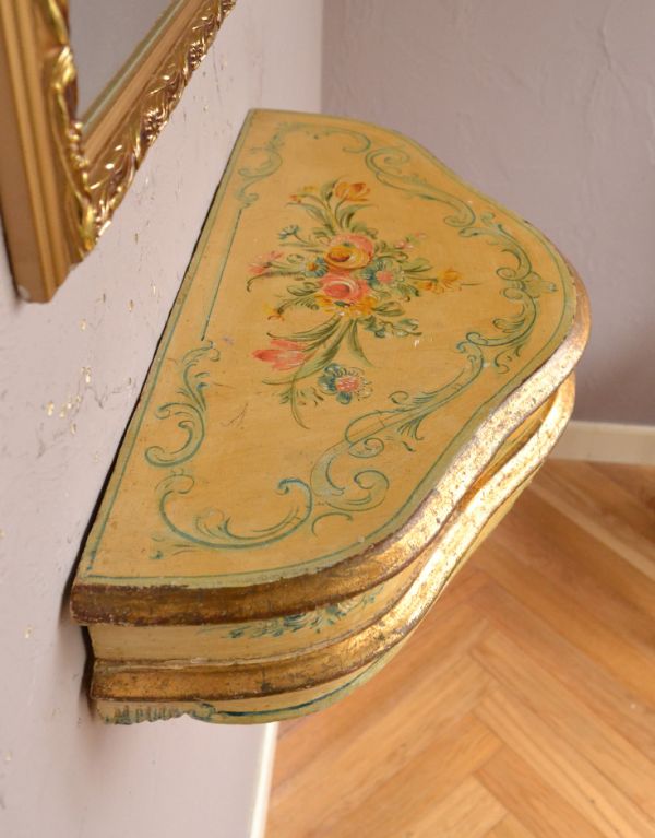 ウォールシェルフ・ウォールハンガー　アンティーク家具　お花模様を描いたアンティーク家具、壁に付けるミニテーブル（シェルフ）。天板付きなので、写真立てや絵を飾ってもステキですよ。(q-577-f)