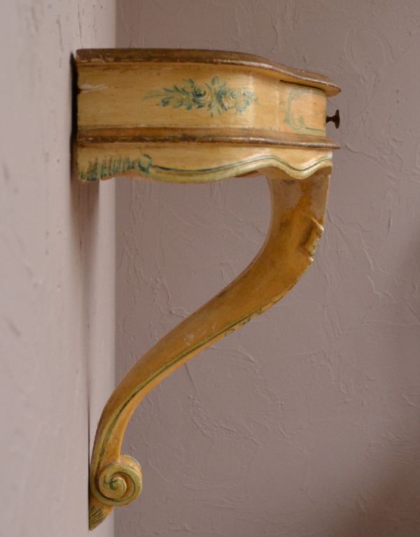 ウォールシェルフ・ウォールハンガー　アンティーク家具　お花模様を描いたアンティーク家具、壁に付けるミニテーブル（シェルフ）。可愛らしいカッティングがされています。(q-577-f)