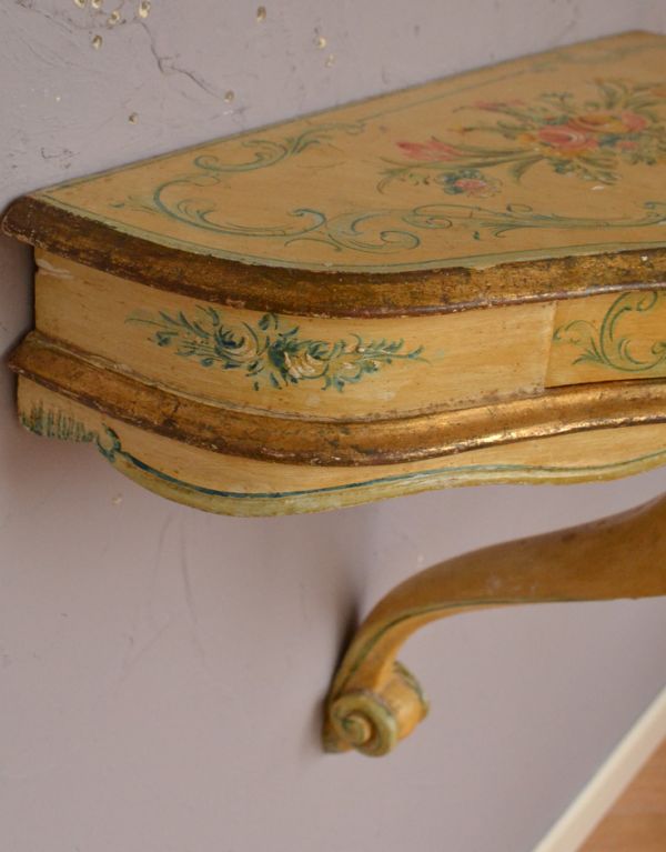 ウォールシェルフ・ウォールハンガー　アンティーク家具　お花模様を描いたアンティーク家具、壁に付けるミニテーブル（シェルフ）。角もキレイな状態です。(q-577-f)