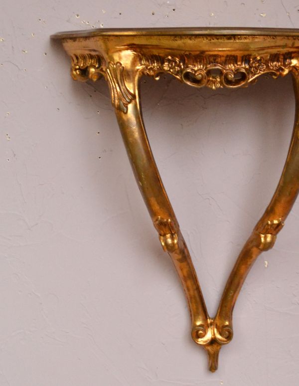 ウォールシェルフ・ウォールハンガー アンティーク家具 高級感たっぷりのアンティーク家具、お花が付いた壁に付けるミニテーブル(シェルフ)。殺風景になりがちな白い壁のお部屋が、明るくてお洒落な印象に!リビング、廊下、階段、子ども部屋・・・どこに付けようかな?。(q-578-f)