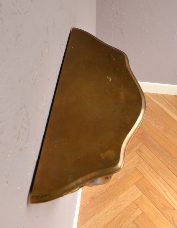 ウォールシェルフ・ウォールハンガー アンティーク家具 高級感たっぷりのアンティーク家具、お花が付いた壁に付けるミニテーブル(シェルフ)。天板付きなので、写真立てや絵を飾ってもステキですよ。(q-578-f)