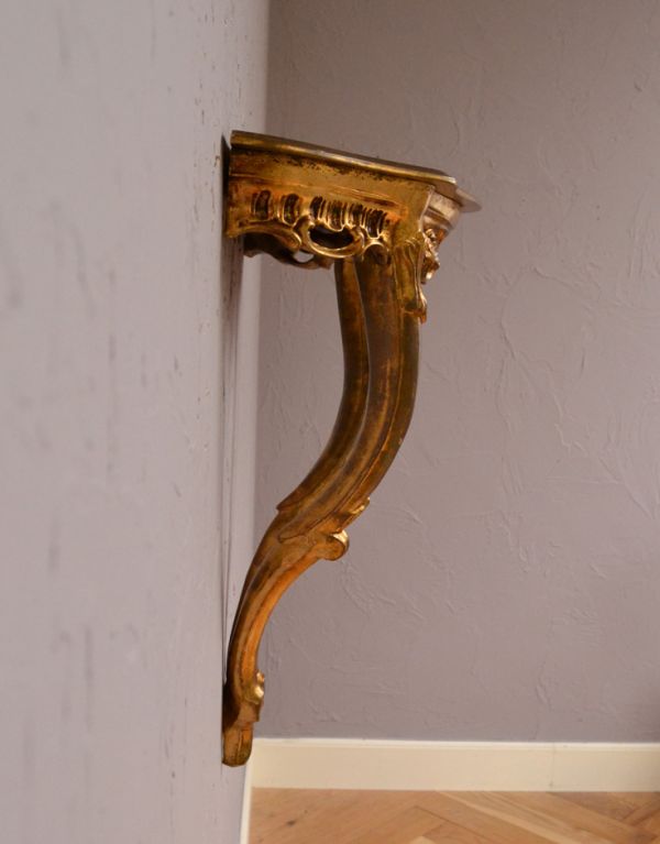 ウォールシェルフ・ウォールハンガー アンティーク家具 高級感たっぷりのアンティーク家具、お花が付いた壁に付けるミニテーブル(シェルフ)。横から見る姿もエレガント。(q-578-f)