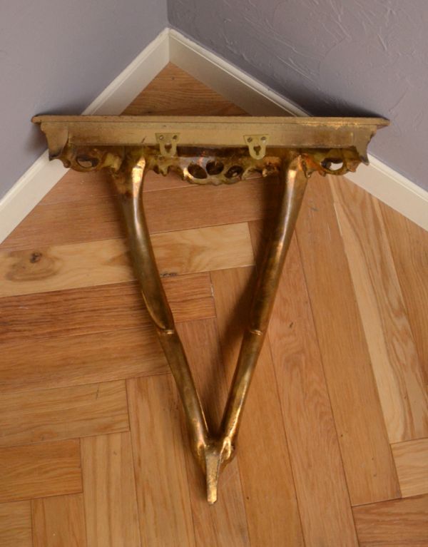 ウォールシェルフ・ウォールハンガー アンティーク家具 高級感たっぷりのアンティーク家具、お花が付いた壁に付けるミニテーブル(シェルフ)。きちんとメンテナンスしてあるので、裏側もキレイです。(q-578-f)