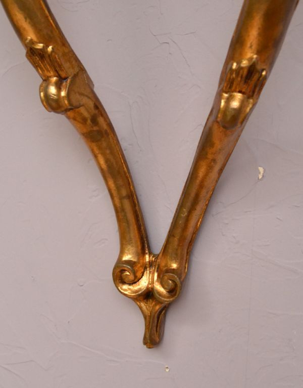 ウォールシェルフ・ウォールハンガー アンティーク家具 高級感たっぷりのアンティーク家具、お花が付いた壁に付けるミニテーブル(シェルフ)。上から下まで美しいエレガントなデザインです。(q-578-f)