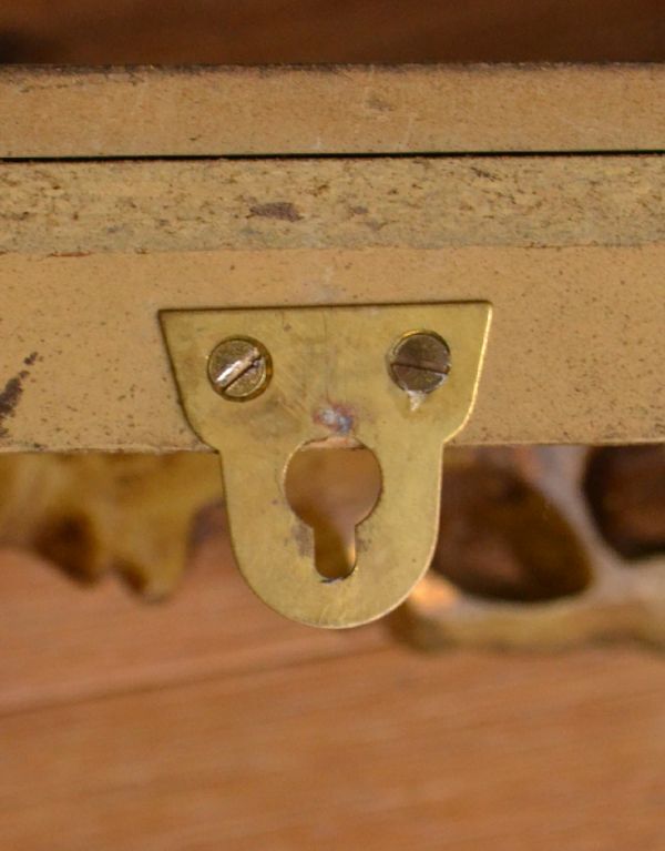 ウォールシェルフ・ウォールハンガー アンティーク家具 高級感たっぷりのアンティーク家具、お花が付いた壁に付けるミニテーブル(シェルフ)。壁に取り付けられる様に金具が付いています。(q-578-f)