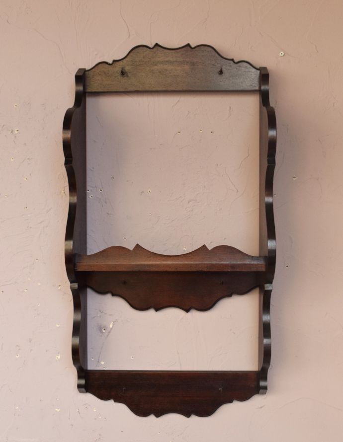 ウォールシェルフ・ウォールハンガー　アンティーク家具　カッティングが美しい大人色のアンティークの木製シェルフ。殺風景になりがちなお部屋の壁が、明るくてにぎやかな印象に！アンティークのペイントの風合いをお楽しみください。(q-579-f)