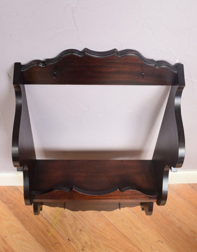 ウォールシェルフ・ウォールハンガー　アンティーク家具　カッティングが美しい大人色のアンティークの木製シェルフ。写真立てやオブジェを置いたり、キッチン用品を置いたりしてもいいですね。(q-579-f)