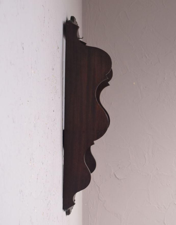 ウォールシェルフ・ウォールハンガー　アンティーク家具　カッティングが美しい大人色のアンティークの木製シェルフ。可愛らしいカッティングがされています。(q-579-f)