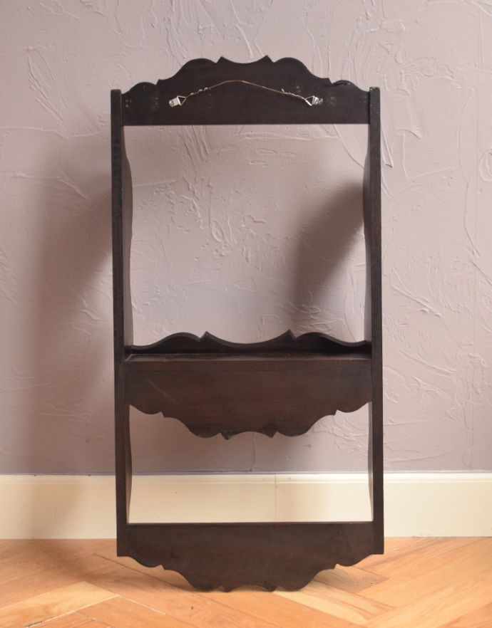 ウォールシェルフ・ウォールハンガー　アンティーク家具　カッティングが美しい大人色のアンティークの木製シェルフ。アンティークは新品ではないので、経年変化によるキズはありますが、専門の職人によって目立たないようにキレイにお直しをしています。(q-579-f)