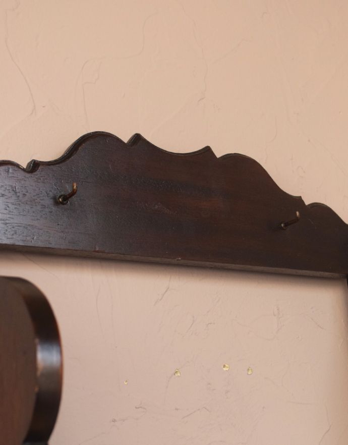 ウォールシェルフ・ウォールハンガー　アンティーク家具　カッティングが美しい大人色のアンティークの木製シェルフ。上にもフックがあるので、巾着など細かいものはこちらへどうぞ。(q-579-f)